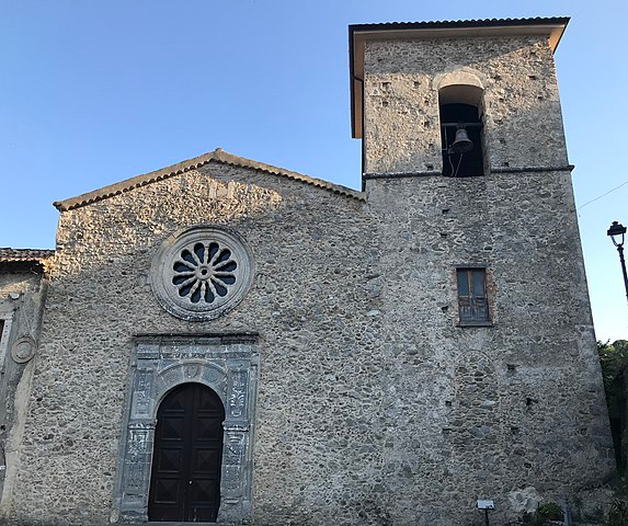 573px-Caccuri_(KR)_-_Chiesa_di_Santa_Maria_del_Soccorso_-_Facciata_e_campanile